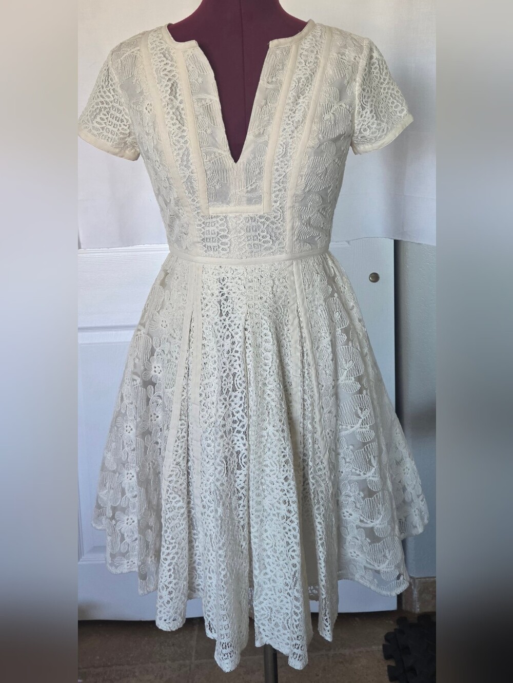 BCBGMaxAzria Ivory Lace Patchwork Dress Bridal  Regencycore Size 0 Tennis Prep
